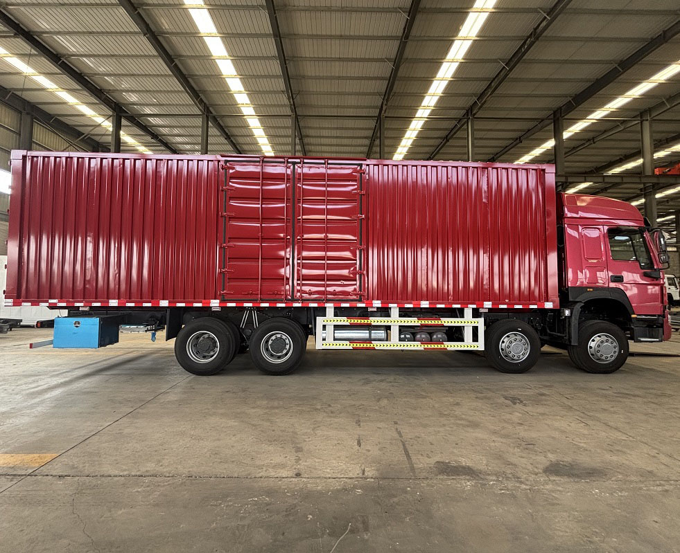 HOWO 371 8X4 Box Truck-Red