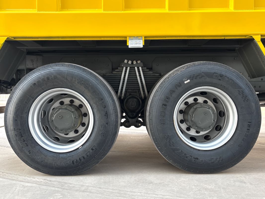 HOWO 371 Yellow Dump Truck HOWO 371 Yellow Dump Truck
