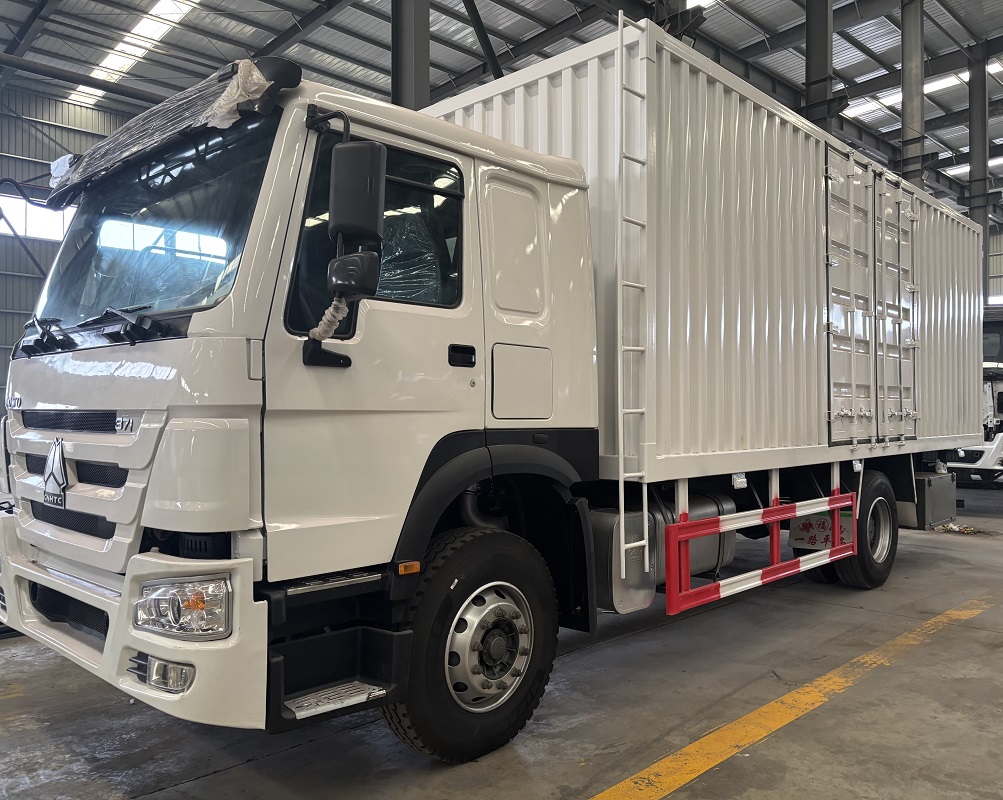 HOWO 371 4X2 Box Truck-White