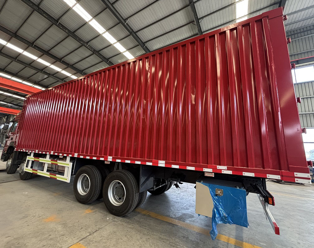HOWO 371 8X4 Box Truck-Red