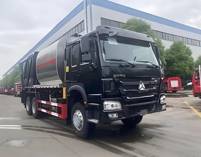 Asphalt Synchronous Chip Sealer Truck
