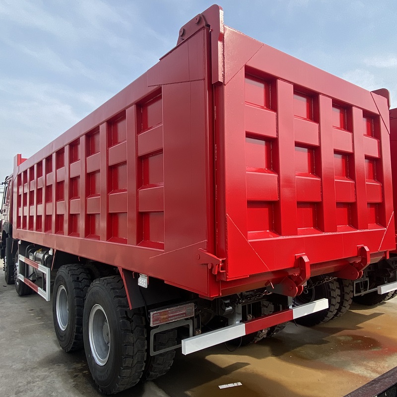 HOWO 8 × 4 Red Square Box Self Dumping