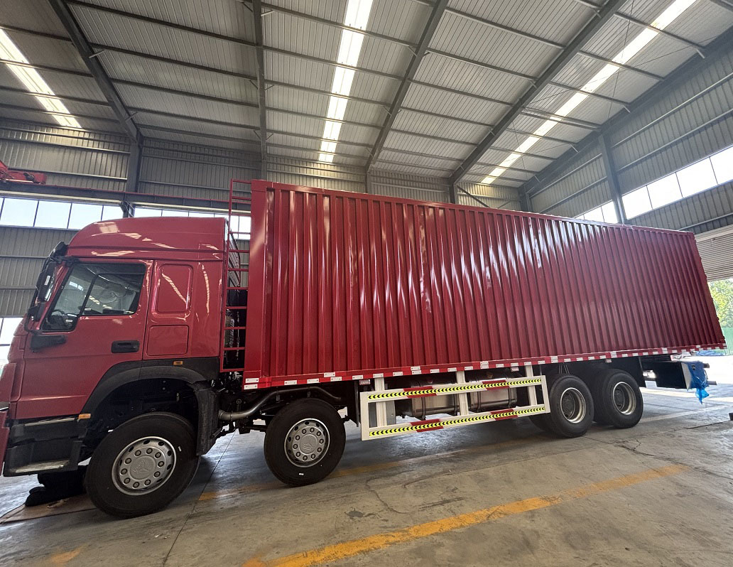 HOWO 371 8X4 Box Truck-Red