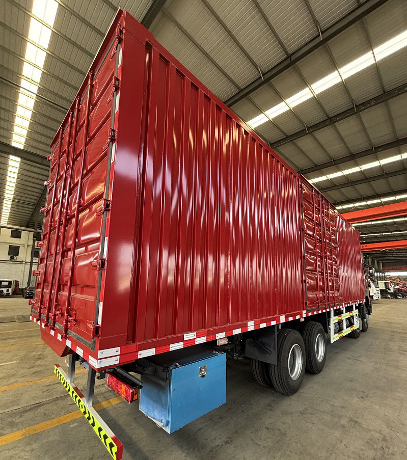 HOWO 371 8X4 Box Truck-Red
