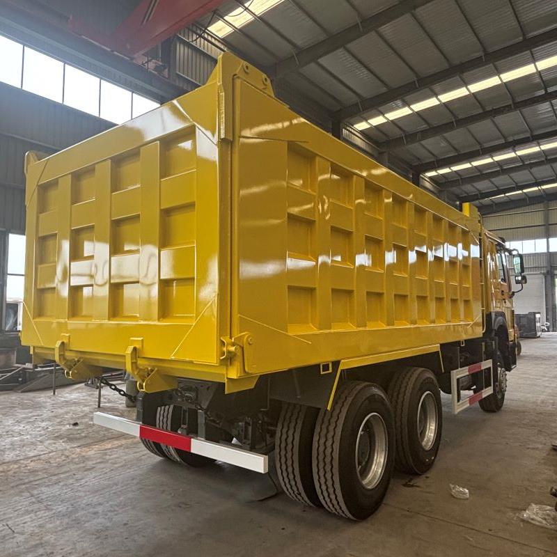 Trak Sampah HOWO 6X4